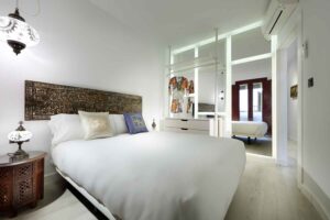 cozy bedroom with mirror wall in homeaway apartment near alhambra, in Granada Spain